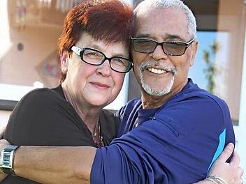 Geschwisterliebe ohne Grenzen - Monika Zeidler aus Marktschorgast und Harry Smith aus Atlanta (Georgia) haben sich viel zu erzählen und wollen immer zusammenbleiben. Erst im Alter von 64 und 67 Jahren haben sich die beiden Geschwister in die Arme schließen können. Foto: Sonja Adam