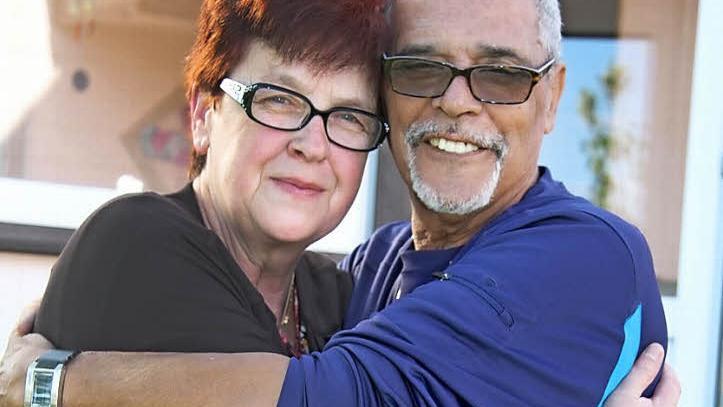 Geschwisterliebe ohne Grenzen - Monika Zeidler aus Marktschorgast und Harry Smith aus Atlanta (Georgia) haben sich viel zu erzählen und wollen immer zusammenbleiben. Erst im Alter von 64 und 67 Jahren haben sich die beiden Geschwister in die Arme schließen können. Foto: Sonja Adam