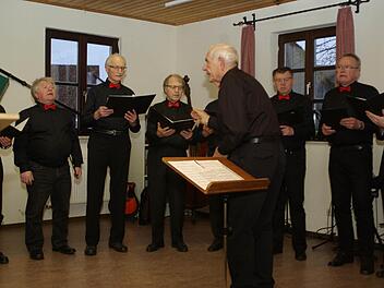 Auch nach 50 Jahren Chorleitung dirigiert Wolf-Dieter Bogner die "Harmonie" Obereschenbach mit Temperament und Elan. Foto: Winfried Ehling