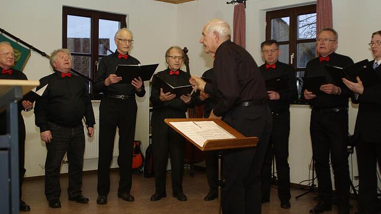 Auch nach 50 Jahren Chorleitung dirigiert Wolf-Dieter Bogner die "Harmonie" Obereschenbach mit Temperament und Elan. Foto: Winfried Ehling