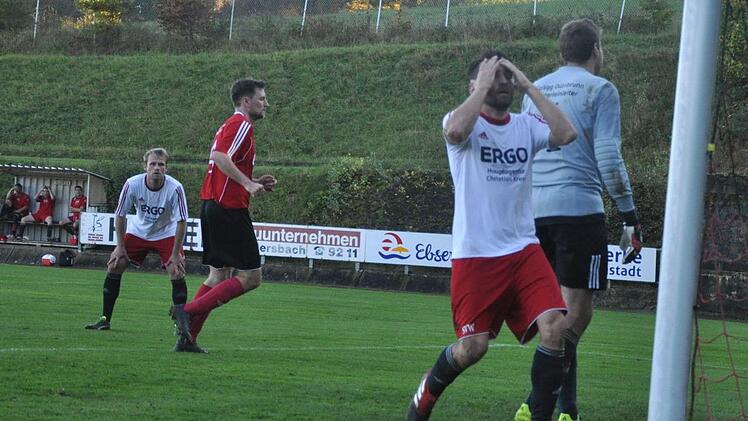 Die Reaktionen auf der Gloria-Bank gleichen der von Pechvogel DominicAmon. Soeben hat der sonstige Torgarant aus wenigen Metern vorbei gezieltund Cotrainer Sebastian Vollmeier (hinten in weiß) scheint zu Steinerstarrt zu sein.