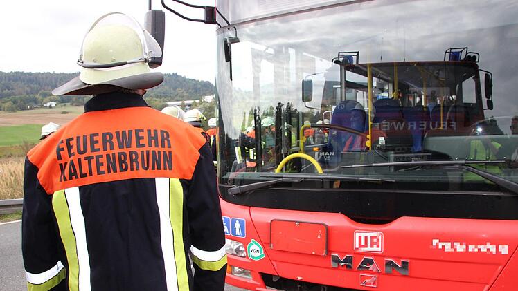 Schwerer Unfall am Freitagvormittag (14. September 2018) zwischen Mitwitz und Kaltenbrunn. Ein Milchlaster war in einen Linienbus gekracht. Foto: Andreas Schmitt