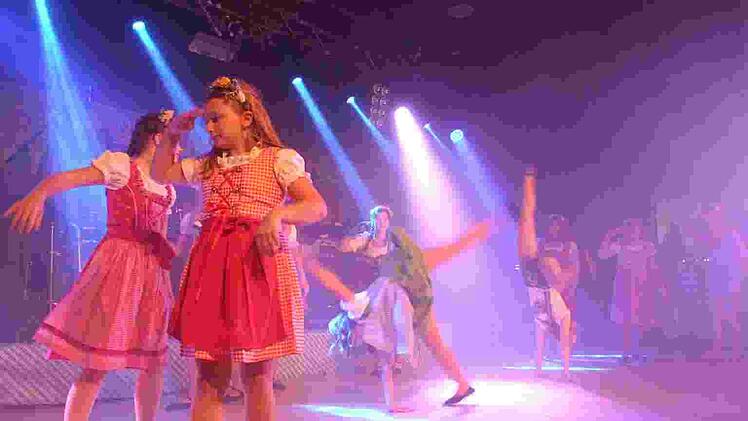 Die Grazy Girls begeisterten in der Gerold Strobel Halle. Foto: Martin Rebhan