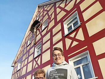 Die Söhne Paul (9) und Toni (15) haben bei der Renovierung kräftig mit angepackt.  Fotos: Josef Hofbauer