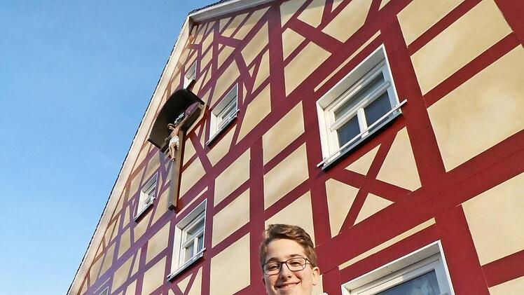 Die Söhne Paul (9) und Toni (15) haben bei der Renovierung kräftig mit angepackt.  Fotos: Josef Hofbauer