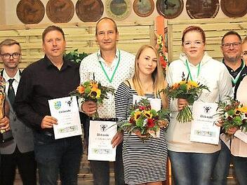 Bereits am Samstag wurden der Volkskönig und die Liesel proklamiert und der Ratsherrenpokal wurde feierlich übergeben (von links): Frank Schramm, Dennis Stang, Jens Beland, Elmar Schramm, Nadja Grasser, Volkskönigin Julia Hahn, Andreas Heublein, Jasmin Reißmann, Oberschützenmeister Udo Stricker.  Fotos: Michael Stelzner