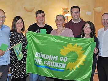 Der neue Ortsvorstand mit dem Bayreuther Landtagsabgeordneten Tim Parget (rechts)  Foto: Martin Distler