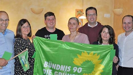Der neue Ortsvorstand mit dem Bayreuther Landtagsabgeordneten Tim Parget (rechts)  Foto: Martin Distler