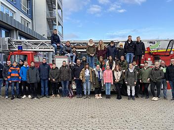 32  Jugend-Floriansj&uuml;nger aus dem Markt Bad Bocklet besichtigten die W&uuml;rzburger  Berufsfeuerwehr. Foto:  Raphael Langer