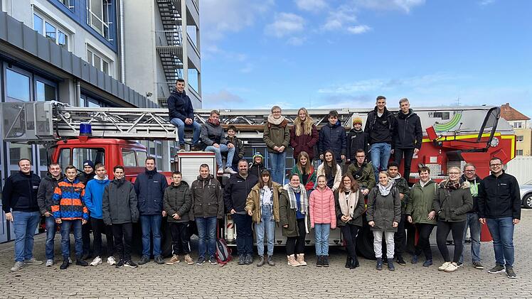 32  Jugend-Floriansj&uuml;nger aus dem Markt Bad Bocklet besichtigten die W&uuml;rzburger  Berufsfeuerwehr. Foto:  Raphael Langer