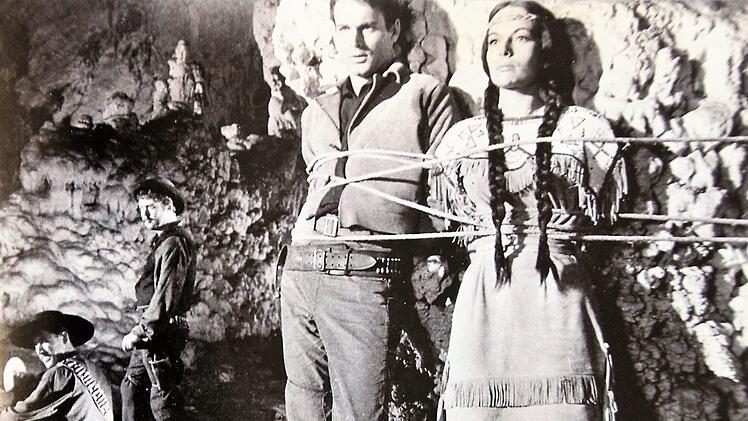 Winnetou 2: Terence Hill (hier noch unter seinem Geburtsnamen Mario Girotti) und Karin Dor als  Gefangene der Forrester-Bande.