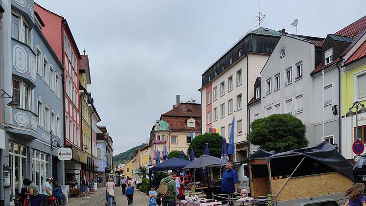 Am Samstag boten zehn Marktbeschicker ihre regionalen Produkte in der Ludwigstraße in Bad Brückenau an. Foto: Mark Decker