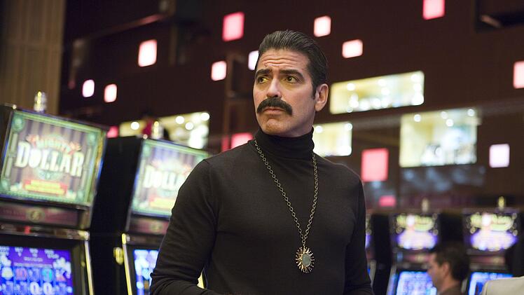 Ein Meister des Verbrechens muss auch ein Meister der Verkleidung sein: George Clooney als Heist-Genie Danny Ocean in "Ocean's 13".