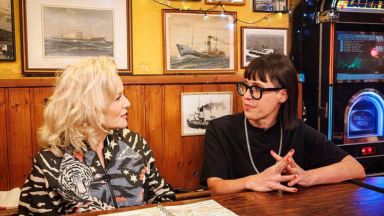 Oberbayerischer Grant trifft nordischen Humor: Gast Eva Karl Faltermeier (rechts) und Gastgeberin Ina M&uuml;ller verstanden sich bei "Inas Nacht" pr&auml;chtig.