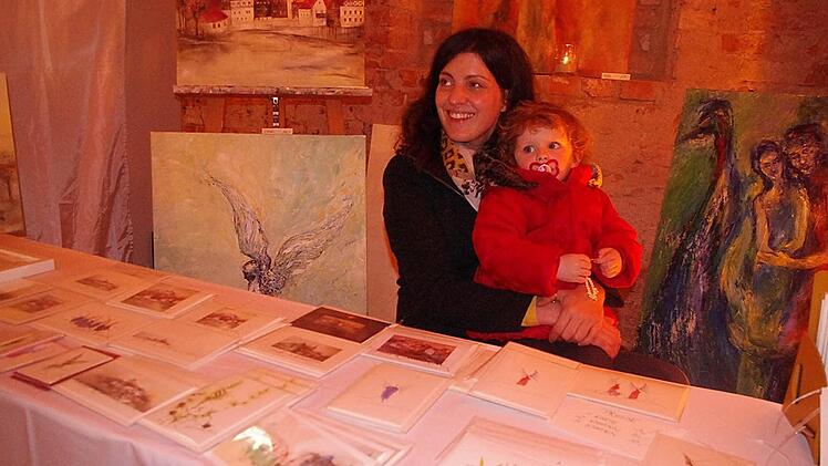 Schöne Grafik- und Designarbeiten gab es am Stand von Mirjam Gwosdek zu bestaunen. Das Bild zeigt sie mit ihrer Tochter Louise.