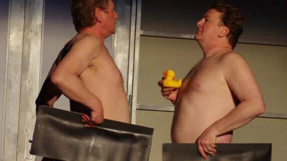 Die Ente bleibt draußen: Herr Müller-Lüdenscheidt und Herr Dr. Klöbner in der Badewanne. Fotos:Klaus Werner