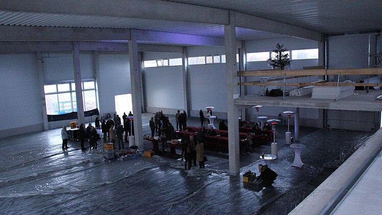 Der vordere Teil wird zur Lagerhalle, im davon abgetrennten hinteren Teil sollen die Veranstaltungen stattfinden. Fotos: Michael Memmel