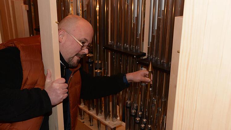Ein sicheres Gespür für den Klang im Raum braucht Intonateur Andreas Pürtinger von der Münchner Orgelbaufirma Führer. Durch minimale Verengung der Pfeifenöffnung beeinflusst er die Tonhöhe. Rund 1000 Pfeifen in 16 Registern hat er zu stimmen. Foto: Dagmar Besand