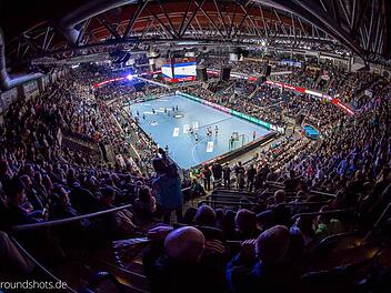 In die Nürnberger Arena passen über 10000 Zuschauer. Der HC Erlangen plant für das Frankenderby gegen den HSC 2000 Coburg allerdings nur mit der "kleinen Variante". Das würde bedeuten, dass lediglich 3200 Zuschauer in die Halle kämen. Deshalb befürchten die Coburger Verantwortlichen, dass nicht alle Fans der "Gelben" eine Karte für das Zweitliga-Spitzenspiel am Samstag, 17. Oktober bekommen. Foto: Archiv