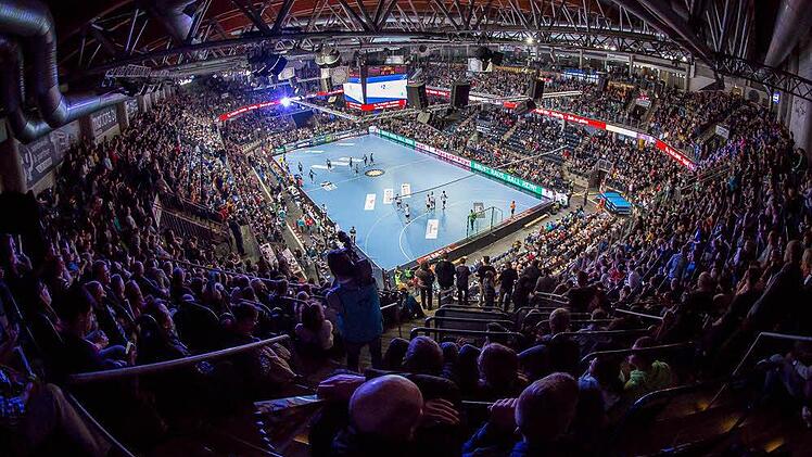 In die Nürnberger Arena passen über 10000 Zuschauer. Der HC Erlangen plant für das Frankenderby gegen den HSC 2000 Coburg allerdings nur mit der "kleinen Variante". Das würde bedeuten, dass lediglich 3200 Zuschauer in die Halle kämen. Deshalb befürchten die Coburger Verantwortlichen, dass nicht alle Fans der "Gelben" eine Karte für das Zweitliga-Spitzenspiel am Samstag, 17. Oktober bekommen. Foto: Archiv