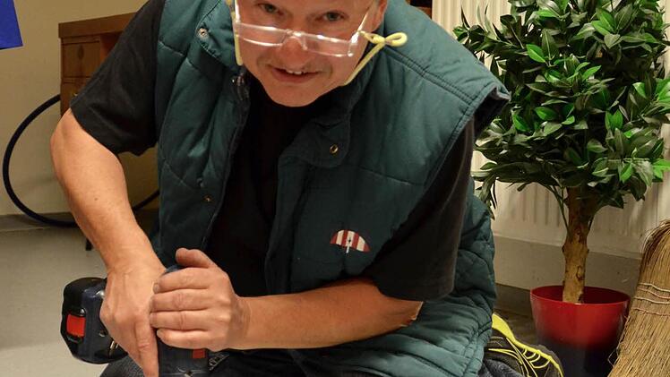 Hartwig Heckelmann ist bei den Waldfensterer Theaterfreunden für den Bühnenaufbau und die Dekoration zuständig. Foto: Kathrin Kupka-Hahn