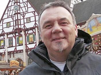 Klaus Backer vor dem Forchheimer Rathaus  Foto: Josef Hofbauer