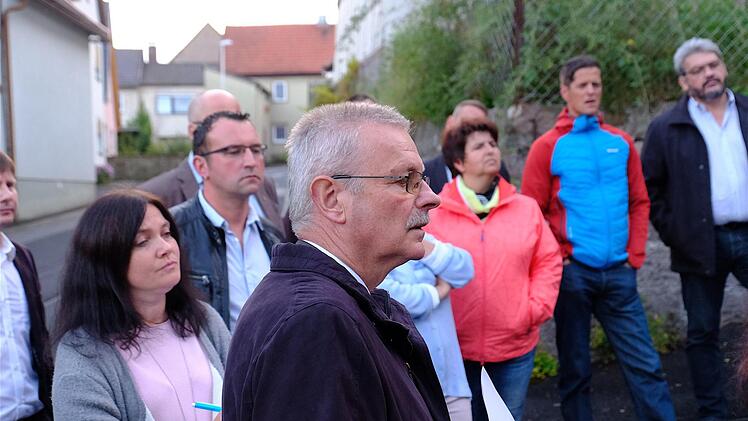 Bei einem Ortstermin im Bereich Kirchgasse und Kissinger Straße überzeugten sich die Räte über den Sanierungsbedarf. Gerd Schaar