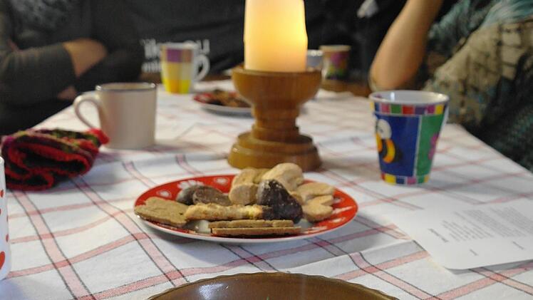Wacholder auf einem Stück Räucherkohle. Foto: Stephanie Elm