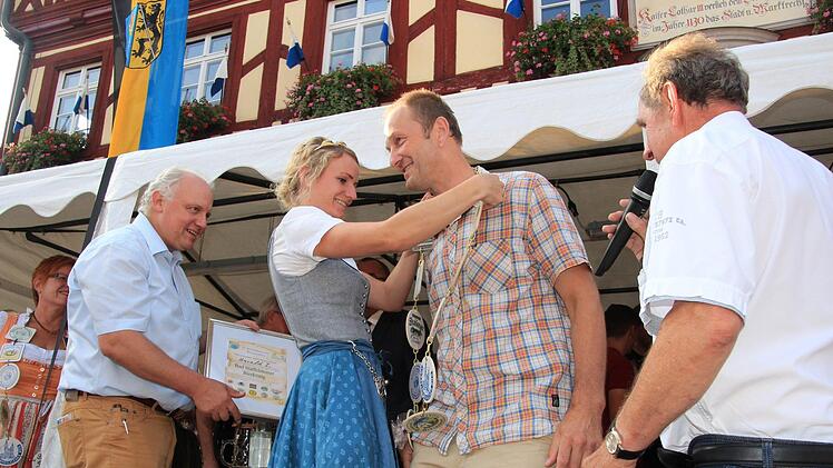 Die Bayerische Bierkönigin Johanna hängt dem neuen Bierkönig Harald I. die Amtskette umMatthias Einwag