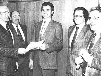 Wolfgang Schneider (Mitte) wird der erste Betriebsleiter im Atlantis. Im November 1988 stellte ihn Bürgermeister Hans Ort gemeinsam mit Stadtbaumeister Herbert Schöttner sowie den Geschäftsführern Werner Philipp und Dieter Lohmaier vor (von links).  Foto: Archiv Georg Peetz