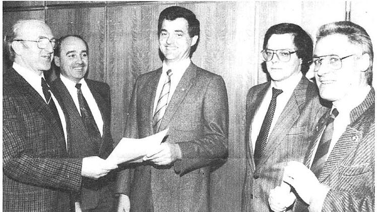 Wolfgang Schneider (Mitte) wird der erste Betriebsleiter im Atlantis. Im November 1988 stellte ihn Bürgermeister Hans Ort gemeinsam mit Stadtbaumeister Herbert Schöttner sowie den Geschäftsführern Werner Philipp und Dieter Lohmaier vor (von links).  Foto: Archiv Georg Peetz