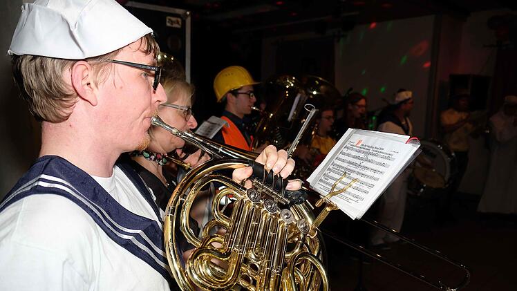 Die singenden Matrosen ließen ihre Shanty-Seemannslieder erklingen. Foto: Gerd Schaar