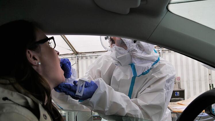 Mund auf und rein das Stäbchen durch das Autofenster hindurch.