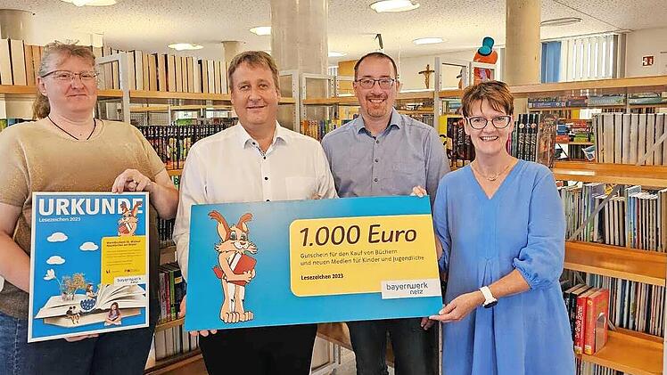 Das Bild zeigt Sabine Reis (Mitarbeiterin Bücherei), Ralf Schwarz (Bayernwerk Netz GmbH, Kommunalbetreuer), Erster Bürgermeister Martin Walz (Markt Neunkirchen a. Brand), Gabi Bail (Leiterin Marktbücherei)