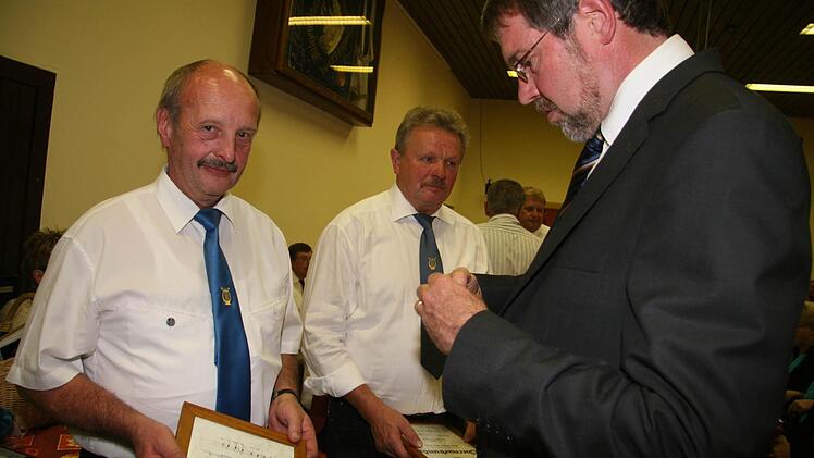 Eberhard Sesselmann und Gerhard Haderdauer tragen nicht nur seit Jahrzehnten die Fahne der Chorgemeinschaft, sondern singen auch seit vierzig Jahren.