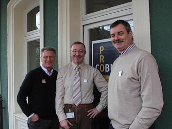 "Pro Coburg" auf der Brust und im Sinn (von links): Stellvertretender Vorsitzender Horst Geuter, Vorsitzender Jürgen Heeb und Peter Kammerscheid. Foto: Simone Bastian