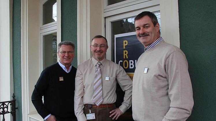 "Pro Coburg" auf der Brust und im Sinn (von links): Stellvertretender Vorsitzender Horst Geuter, Vorsitzender Jürgen Heeb und Peter Kammerscheid. Foto: Simone Bastian