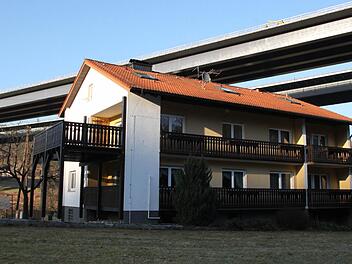 Die Tage der Sinntalbrücke sind gezählt. Im Juni soll sie gesprengt werden. Die Stockpapiermühle liegt fast unter der alten Brücke. Foto: Ulrike Müller