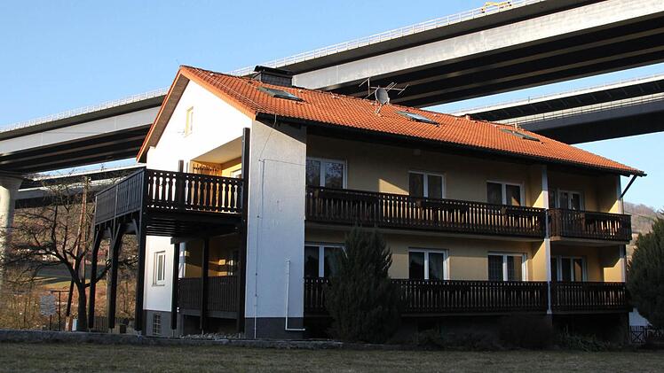 Die Tage der Sinntalbrücke sind gezählt. Im Juni soll sie gesprengt werden. Die Stockpapiermühle liegt fast unter der alten Brücke. Foto: Ulrike Müller
