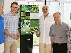 Herbert und Philipp Hörrlein (Fruit Partners), Wolf-Dieter Domke, Bürgermeister Josef Ober und Rosi Domke (Adelsdorfer Kunstverein) bei der Übergabe des "Grünen Würfels"  Foto: privat