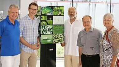 Herbert und Philipp Hörrlein (Fruit Partners), Wolf-Dieter Domke, Bürgermeister Josef Ober und Rosi Domke (Adelsdorfer Kunstverein) bei der Übergabe des "Grünen Würfels"  Foto: privat