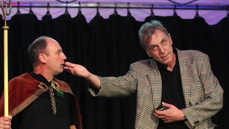 Auseinandersetzung an der Himmelspforte zwischen Petrus (Heinrich Wiesneth) und den Reichen dieser Welt (Ulf Sowa). Foto: Bertram Wagner