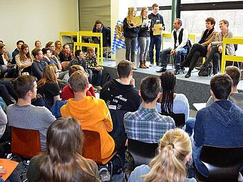 Wie ein Gesetz zustande kommt, haben die knapp 70 Sch&uuml;ler beim Planspiel geprobt.  Foto: Christine Betz