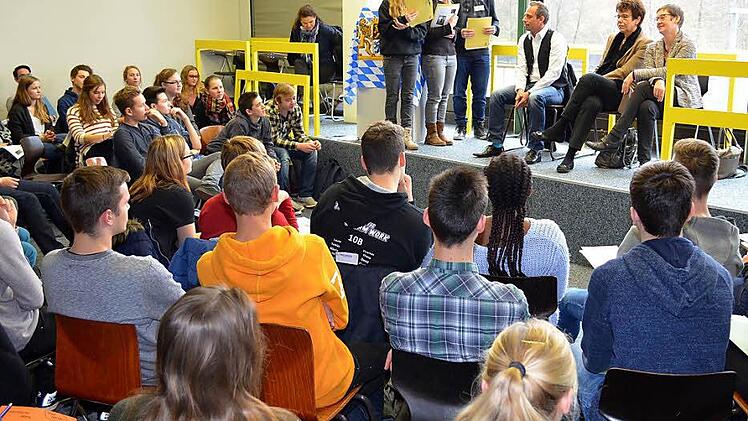 Wie ein Gesetz zustande kommt, haben die knapp 70 Sch&uuml;ler beim Planspiel geprobt.  Foto: Christine Betz