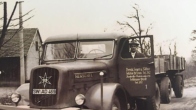 Fotoaufnahme aus den frühen Jahren des Unternehmens. Foto: Archiv Seger Transporte