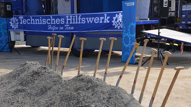 Erster Spatenstich zum Neubau des THW in Bad Kissingen.  Foto: Peter Rauch