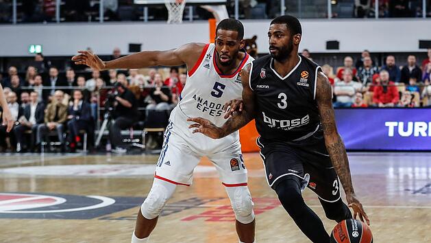 Dorell Wright (r.), mit 15 Punkten zusammen mit Leon Radosevic  bester Bamberger Korbsch&uuml;tze,  zieht hier gegen Derrick Brown von Anadolu Efes Istanbul zum Korb.Daniel L&ouml;b