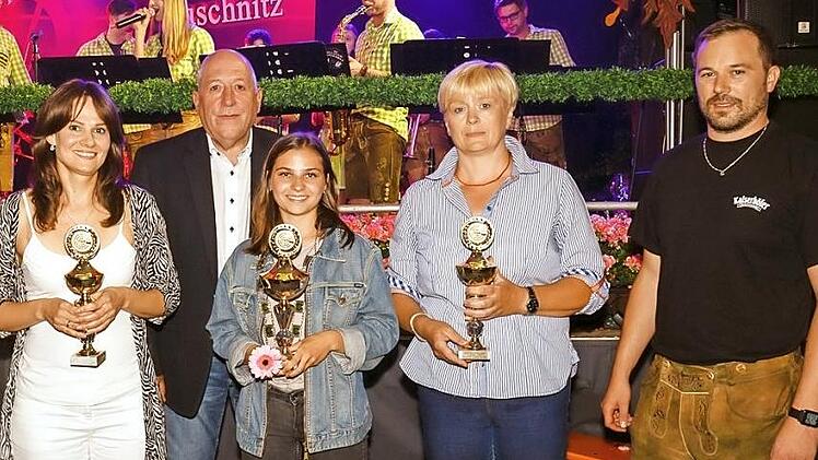 Das Königshaus des Jedermannschießens (v.l.): Zweite Ritterin VilmaSpringer, Erster Schützenmeister Johannes Haase, Jedermannkönigin Emma Ehrhardt, Erste Ritterin Michaela Lemnitzer und Zweiter Schützenmeister Frank Ziener. Fotos: Florian Bauer