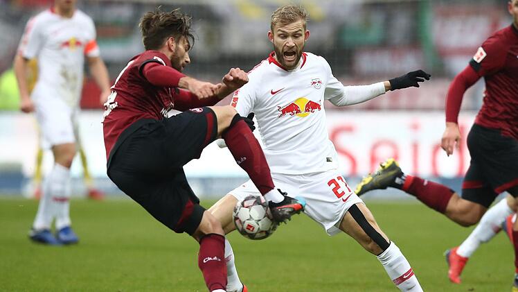 Enrico Valentini (hier im Spiel gegen RB Leipzig) hat sich im Auswärtsspiel bei der TSG Hoffenheim schwer verletzt: Die Oberschenkelverletzung bedeutet das Saisonaus für den Rechtsverteidiger. Foto: Daniel Karmann/dpa
