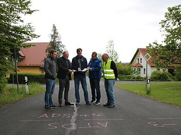 Letzte Besprechung vor dem Baubeginn in der Fridritter Straße in Kleinwenkheim (von links): Verkehrsreferent Fabian Nöth, Bürgermeister Helmut Blank, Planer Frank Braun, Ortsreferent Ralf Verholen und Feldgeschworenen-Obmann Günther Erhard. Thomas Malz